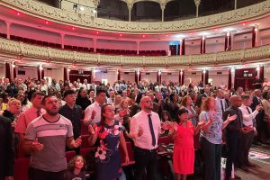 El pastor Greg Mitchell invitó a la oración en el Teatro Cervantes con numerosas personas.