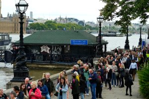 Colas de casi nueve kilómetros para el último adiós a Isabel II,
