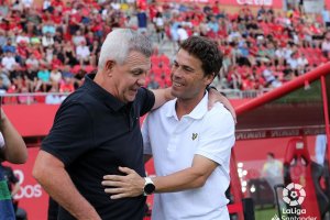 Rubi saluda a Javier Aguirre.