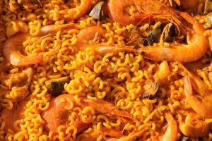 Fideua para almorzar este domingo.