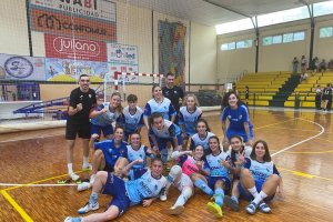 Las jugadoras ejidenses posan en la pista.