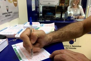 Un jugador rellena un boleto de la Bonoloto.