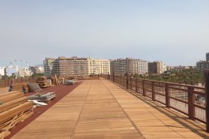 La madera, ya instalada.