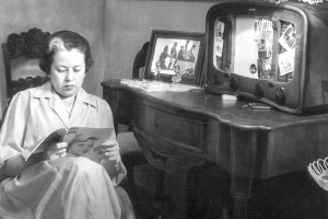 Anita Sánchez Yebra, vecina de Alhabia, con su majestuoso aparato de radio que era la envidia del pueblo en los años 50. Foto: Museo de Terque