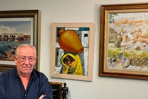 Fernando López Segura tiene en su despacho de Córdoba pinturas de Visconti, Perceval y de Soler Valero con La Alfarería de Sorbas.