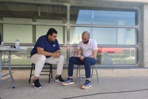 Mohamed El Assy tomando apuntes.