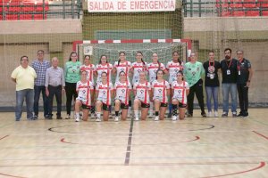 La formación roquetera posa con el alcalde Gabriel Amat.