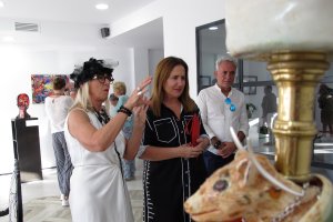 La artista le explica su obra a la concejal de Cultura veratense.