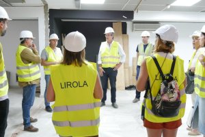 Manuel Cortés en su visita a las obras en el Centro Cultural de Adra.