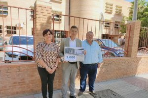 Maribel Carrión, José Luis Sánchez Teruel y Manolo García frente al IES Fuente Nueva de El Ejido.