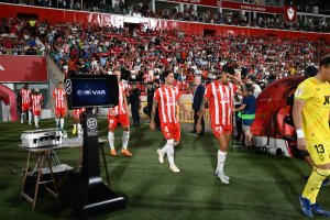 Chumi saliendo al campo en el Almería-Real Madrid.