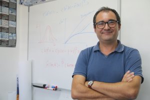 Antonio Manuel Puertas, en su despacho del Área de Física Aplicada, en el edificio CITE II-A de  la Universidad de  Almería.