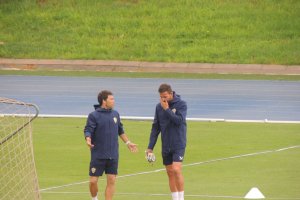 Rubi habla con Ricardo Molina antes del entrenamiento.