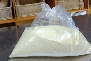 Una bolsa de harina de sémola comprada en la mañana de este miércoles en Adra.