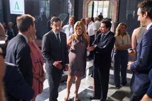 Presidente y consejera, antes de la firma del decreto de rebaja fiscal.