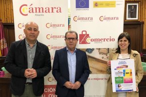 El alcalde de Huércal-Overa junto al presidente de la Cámara y la concejal de Comercio.