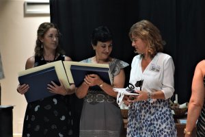 Matilde Sáinz, Yolanda Correa y la concejal Paola Laynez tras recibir reconocimientos
