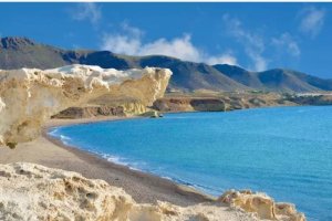 Subirse a la roca de Los Escullos tiene sanción.