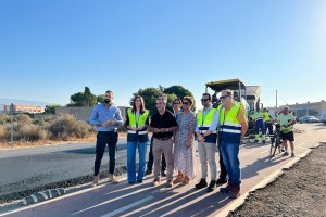 La delegada de Fomento y el alcalde de La Mojonera visitando las obras.