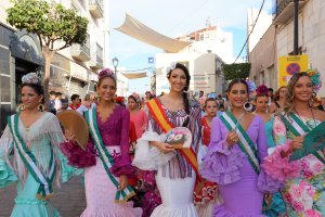 Raquel Pérez, junto a las damas de las fiestas 2022 de la Feria de San Cleofás en Vera.
