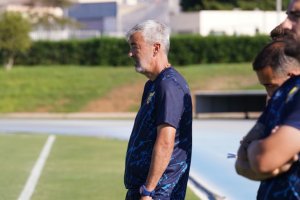 El entrenador del Almería B, Óscar Fernández, durante una sesión de trabajo.