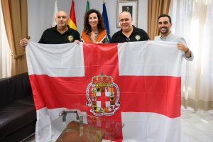 La alcaldesa hace entrega de la bandera de Almería.