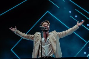 Manuel Carrasco se graba cantando y recibe una visita muy especial.