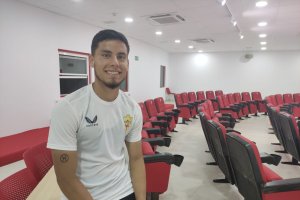 El futbolista argentino en la sala de prensa del Estadio Mediterráneo.