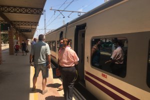 Viajeros subiendo al tren en la estación de Almería.
