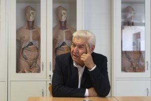 Tesifón Parrón, médico, gestor y docente, en un momento de la entrevista