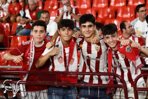 Jóvenes aficionados en el Almería-Real Madrid.