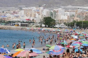 La playa es uno de los grandes reclamos de Adra.