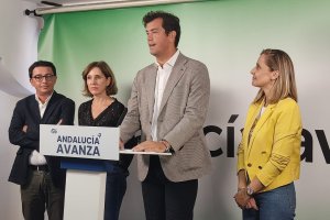 Parlamentarios durante la rueda de prensa.
