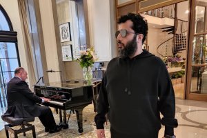 Turki durante sus vacaciones en Europa.