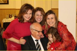 Gabriel Martínez Guerrero, en familia, con sus hijas y nieta.