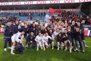 Celebración del combinado serbio tras ganar en Noruega.