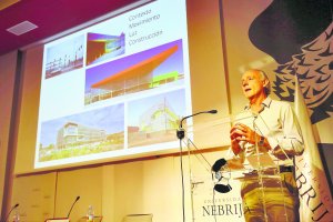 El arquitecto José Ángel Ferrer, en un momento de la explicación de sus obras.