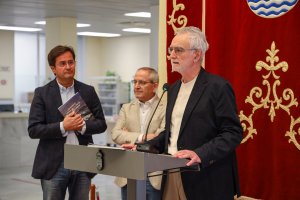Miguel Centellas presentando su libro en El Ejido.
