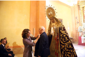 María del Mar Marín imponiendo el Escudo a José Antonio Picón en una foto de Javier Tortosa.