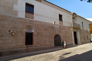 Así luce la renovada fachada de la calle Hospital