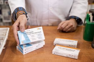 Venta de test de antígenos en una farmacia.