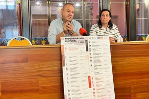 El alcalde t la concejal de Turismo y Cultura presentan la programación cultural de 2022.
