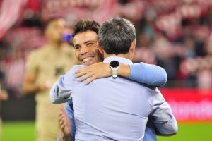 Rubi saluda a Ernesto Valverde en la previa.