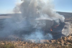 Imagen de la nave que se ha calcinado el día que comenzaba el fuego