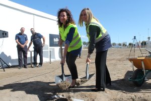 María del Mar Vázquez y Marifrán Carazo en la primera piedra
