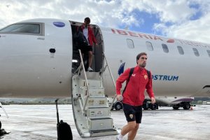 El Almería a su llegada el viernes al mediodía a Bilbao.m