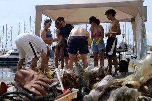 Separando y contabilizando la basura en el Puerto Deportivo de Aguadulce.