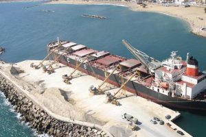 Carga de yeso en el Puerto de Garrucha procedente de la cantera de Sorbas.