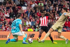 Momento en el que Nico Williams marca el tercer gol del Athletic.