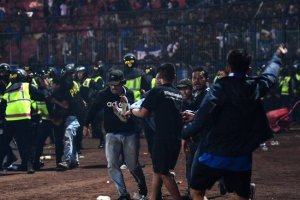 Batalla campal en Indonesia durante un partido de fútbol. / STR